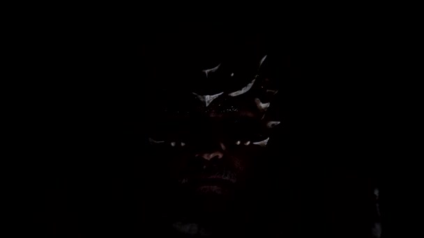 Halloween ďábel na černém. Strašidelná strašidelná monstrózní hlava. Zlý portrét. Detailní záběr projektu Fantasy art horor. — Stock video