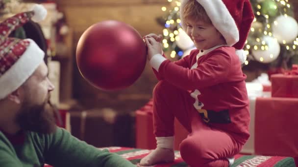 Padre e figlio a casa di Natale. Vacanza di anno nuovo. — Video Stock