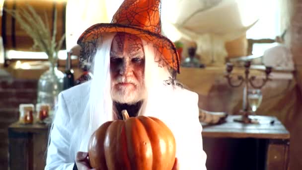 Stargazer em traje de feriado de Halloween. Comida tradicional. Lembra-te dos tempos difíceis. Homem assustador. Magia Mística e bruxaria com feitiço e encantamento. Feiticeiro. — Vídeo de Stock