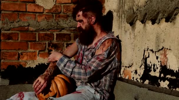 Fiesta de Halloween. Hombre zombie miedo con la piel herida sangrienta. — Vídeo de stock