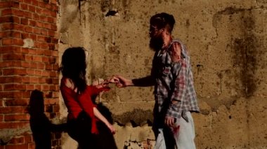 Ağır çekim. Zombiyle cadı dansı. Bel Cadılar Bayramı. Aşık zombiler..