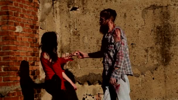 Langzame beweging. Heksendans met zombie. Fanny Halloween. Zombies koppel in liefde. — Stockvideo
