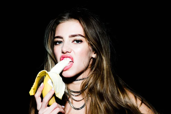 Αισθησιακή νεαρή γυναίκα που τρώει μπανάνα. Τροπικά φρούτα. Υγιεινή διατροφή. Όμορφο και σέξι κομψό νεαρό κορίτσι. Σέξι γλυκά όνειρα. — Φωτογραφία Αρχείου