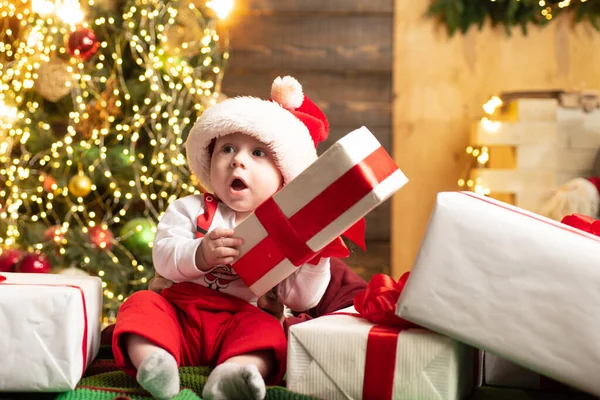 Noel kostümü içinde inanılmaz çekici bir bebek. — Stok fotoğraf