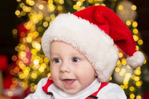 戴着圣诞礼帽的快乐小宝宝的圣诞画像. — 图库照片