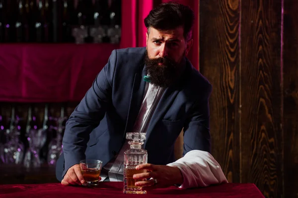 Concepto de alcohol. Armarios barbudos, camarero o camarero en el bar. Hombre con barba y bigote, diseño retro vintage. — Foto de Stock