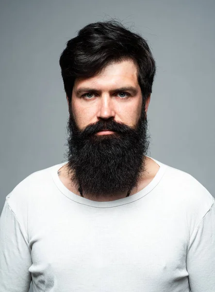 Peluquero con barba larga y bigote en barbería. Hombre barbudo. — Foto de Stock