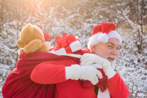 サンタクロースは大きな赤い袋で。メリークリスマスと大晦日のコンセプト. — ストック写真