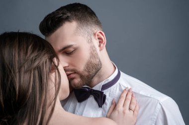 Güzel, tutkulu, seksi çiftin öpüştüğü yakın çekim. Genç kız arkadaş ve erkek arkadaş.