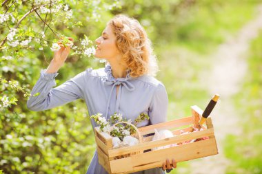 Bahçede çalışırken anne portresi. 8 Mart Kadınlar Günü. Yeşil doğaya karşı güzel bir kadının portresi. Kadın Bahçıvan.