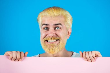 Metin ya da slogan ekle. Elinde kocaman bir tabela tutan adam. Boşluğu kağıda kopyala. Elinde boş bir kağıt tutan adam..