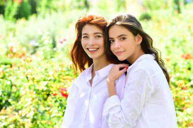 Moda kıyafetleri içinde gülümseyen hippi kızlar. Green Park 'ın yakınında poz veren kaygısız seksi kadınlar. Pozitif modeller eğleniyor..