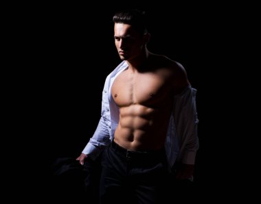 Üstsüz, çıplak, atletik adam. Atletik genç adam mükemmel çıplak vücudunu gösteriyor..