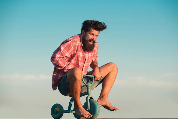 Portrait of a bearded man bicyclist, crazy hipster having fun with bicycle outdoors. — Stock Photo, Image