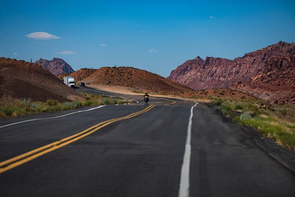 Prázdná malebná dálnice v Arizoně, USA. Cesta v Americe. — Stock fotografie