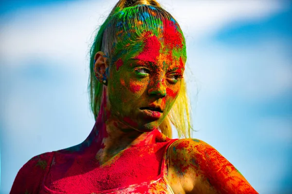 Färg ansikte med färgglada holi stänk. — Stockfoto