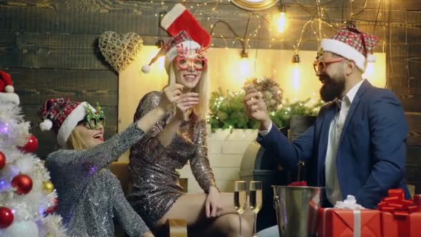 Glada vänner firar jul eller nyår. En grupp människor som dricker champagne med gnistrande bengaliska ljus. Positiva mänskliga känslor ansiktsuttryck. — Stockvideo