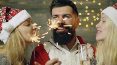 Noel arka planında gülümseyen grup arkadaşlarının portresini kapat.