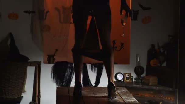 Fiesta sexy en el club nocturno. Patas de mujer de Halloween en zapatos de diablo. Bruja sensual. — Vídeo de stock