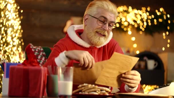 Ayah dengan kostum Santa di rumah. Ekspresi wajah dan emosi manusia yang positif. — Stok Video