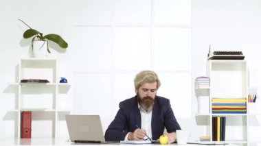 İşadamı patronluk taslıyor. Dizüstü bilgisayarı olan sürpriz bir iş adamı. Patron..