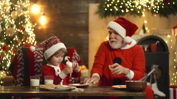 Καλά Χριστούγεννα και Καλή Χρονιά. Ο παππούς με τον γιο του κάνουν μπισκότα και διασκεδάζουν. Αστείος φούρνος. — Αρχείο Βίντεο