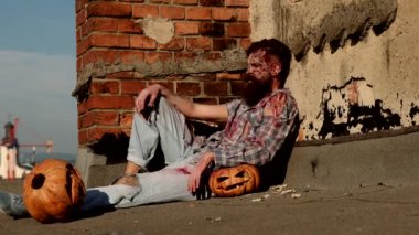 Korkunç zombi adam. Dehşet. Cadılar Bayramı.