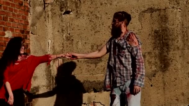 Zombies couple dancing. Fanny crazy Halloween. Zombies couple in love. Slow motion. — Stock Video