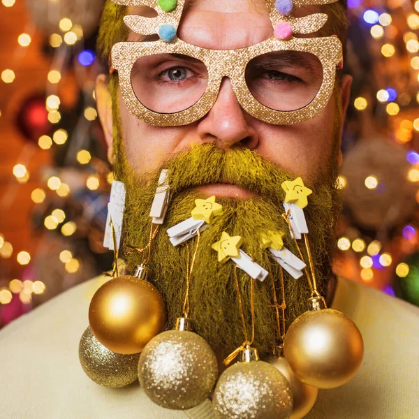 Бородатый современный Санта Клаус крупным планом портрет. Новый год, рождественская открытка. Портрет Санта-Клауса для баннера или плаката приветствия. Модные, покупки и скидки. — стоковое фото