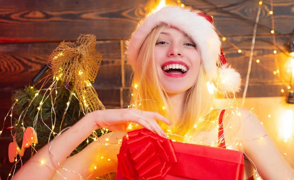 Rode lingerie voor kerst. Sexy lingerie kerstfeest. Meisje santa hoed thuis in de buurt van kerstboom. Liefde vrede en vreugde voor het hele jaar. sexy erotisch meisje vieren nieuwjaar en vrolijk kerstmis — Stockfoto