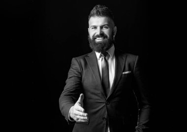 Gülümseyen iş adamının portresi el sıkışıyor. Profesyonel erkek, muhtemelen muhasebeci mimar, iş kadını avukat. Kendinden emin gülen.
