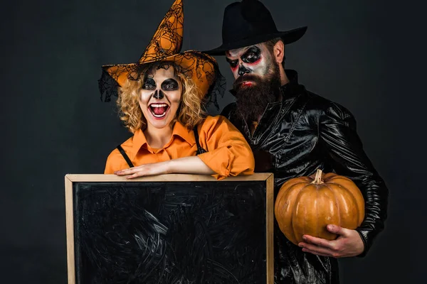 Ritratto di giovane coppia felice ad Halloween con zucca. Halloween vendita e shopping. — Foto Stock