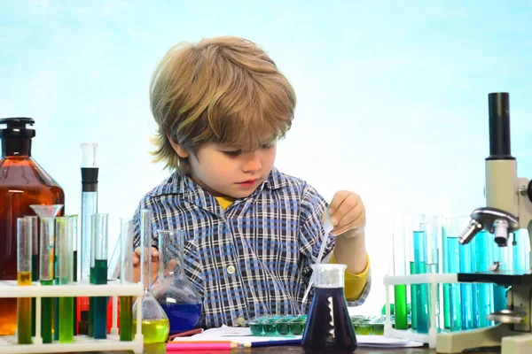 Criancinhas cientistas ganhando química no laboratório da escola. O que é ensinado em química. Microscópio de laboratório e tubos de ensaio. Conceito escolar. De volta à escola e à escola doméstica — Fotografia de Stock