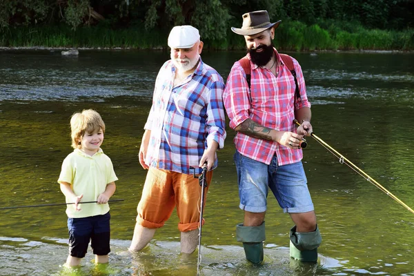 Uomo di età diverse. Padre e figlio pescano. Buon pescatore con canna da pesca. Hobby e attività sportiva. Rana pescatrice. — Foto Stock