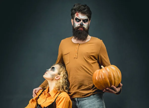 Coppia uomo e donna che indossano abiti di Halloween. Festa di Halloween e concetto di vacanza. Dolcetto o scherzetto. — Foto Stock