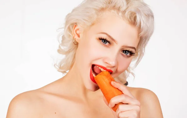 Gesundes Mädchen, das eine Karotte knabbert wie einen Hasen. Veganer Osterhase isst gesunde Karotte. Frohe Ostern und Frühlingsferien. Lustiges Mädchen bereitet sich auf Ostern vor. Gesunder Urlaub. — Stockfoto