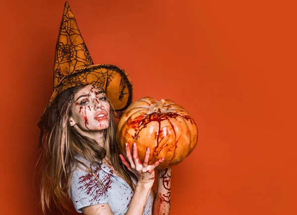 Mujer de Halloween sobre fondo rojo aislado. Chica con calabaza. Feliz Halloween. Profesión familiar. — Foto de Stock