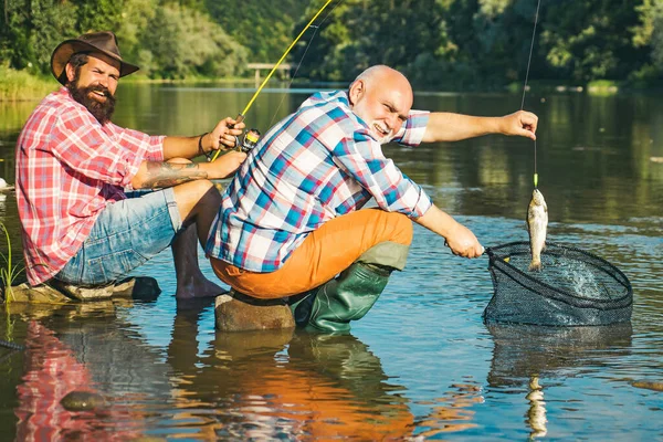 Padre con figlio sulla pesca fluviale. Pescatore a mosca sul fiume. Pesca alla trota d'acqua dolce. — Foto Stock