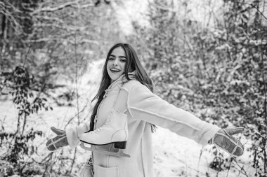 Palto giymiş güzel bir kadının portresi. Genç kadın kış portresi. Şehvetli esmer kız poz veriyor ve eğleniyor..