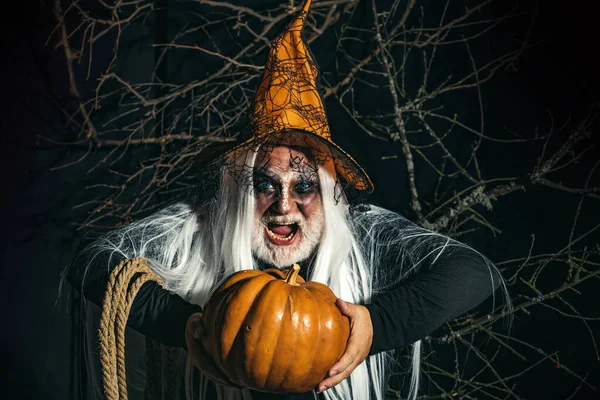 Portrait du diable avec Halloween sanglant maquillage montrant ses émotions. Joyeux Halloween - beau démon isolé sur fond sombre. Homme diabolique aux yeux ensanglantés. — Photo
