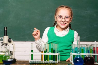 Okula dönelim. İlkokuldan bir çocuk. Kimya gösterisi..