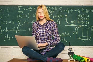 Onun bilginden emin. Kampüsteki üniversite öğrencisinin portresi. Sınav için hazır genç bir kız öğrenci. Stresli ve depresif bir bayan öğrenci..