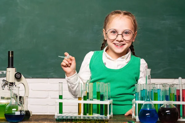 Okula dönelim. İlkokuldan bir çocuk. Kimya gösterisi..