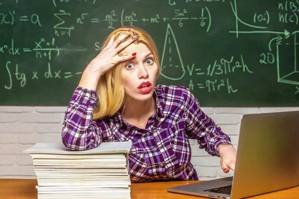 Actitud de emoción humana. Estudiante estudiando dolores de cabeza estresados para la prueba o exámenes en el aula. Estudiando en la universidad. Demasiado trabajo. Situación de conflicto. —  Fotos de Stock