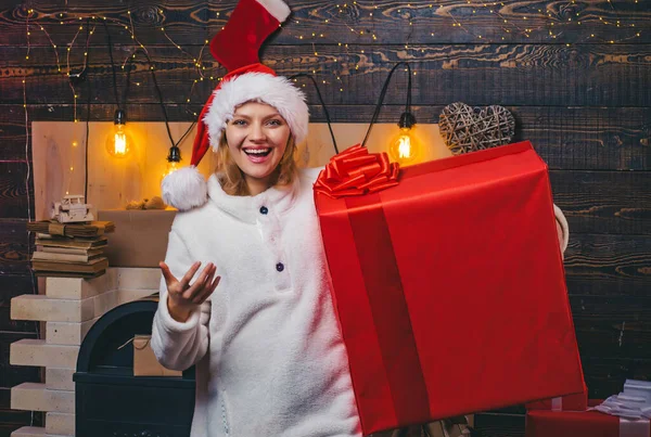 Préparation de Noël. Fille souriante en costume de Père Noël. Femme avec des boîtes cadeaux de Noël rouges. Femme de Noël. Femme sourire Noël. — Photo