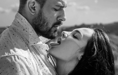 Şehvetli çift öpücüğü. Cinsel deneyim. Samimi ilişki ve cinsel ilişki. Tutkulu aşık, tahrik edici, güzel bir kadın. Kaslı Latin aşığı olan tutkulu bir kadın..