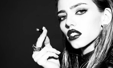 Yüksek moda. Kırmızıda izole edilmiş güzel bir kadının güzel yüzü. Harika kadın dudakları. Renkli makyajlı, yüksek model bir kadın. Yüz tedavisi.