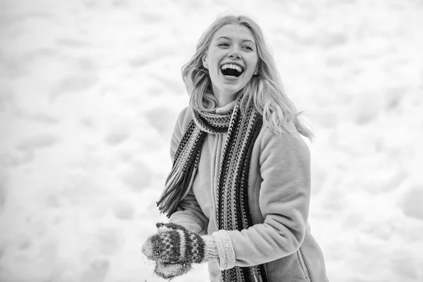 Nette verspielte junge Frau im Freien genießt den ersten Schnee. Porträt einer glücklichen Frau im Winter. Fröhliches Mädchen im Freien. Winterweib. — Stockfoto