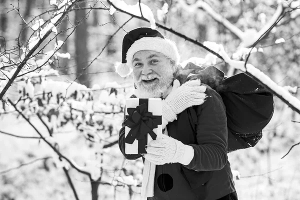 Kerstman op kerstavond draagt cadeautjes aan kinderen in een rode tas. Kerstman met big bag. Vrolijk kerstfeest en fijne feestdagen. — Stockfoto