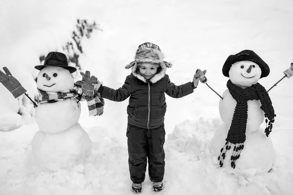 Cute little child boy on snowy field outdoor. Child boy Having Fun in Winter Park. Winter children in frosty winter Park. Christmas winter children. — Stock Photo, Image